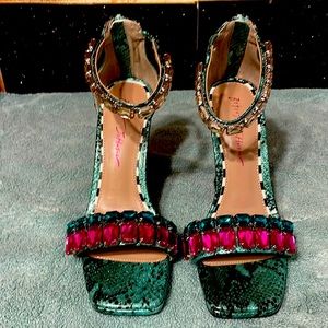 Betsy Johnson 7 1/2 Multi color